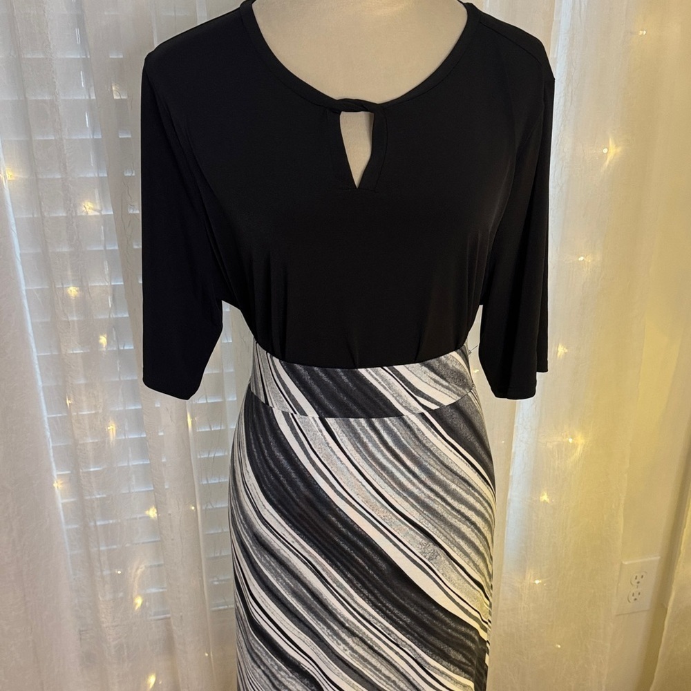 Liz Claiborne Black and White Maxi Skirt Paired with Liz Claiborne Black Top - Picture 3 of 9
